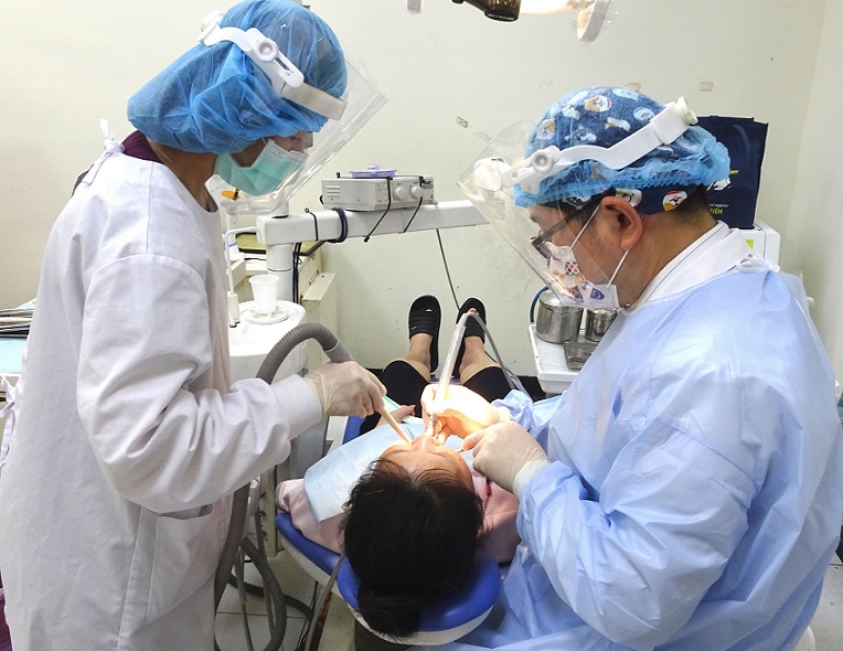 王詹樣公益信託補助貧困HIV收容人裝設假牙